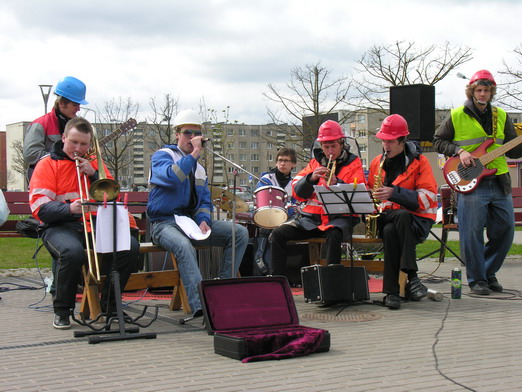 Vaizdas:Grupe kas cia namu katinc.MKE.2010-05-01.jpg