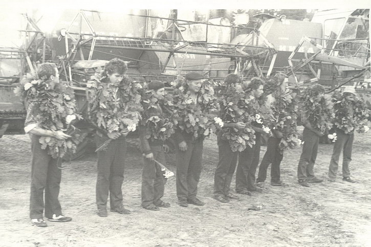 Vaizdas:Kolukio kombaininkai.MKE.jpg