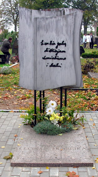 Vaizdas:Leono Skabeikos kapas.MKE.2007-09-28.jpg