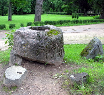 Vaizdas:Renavo dubeniuotasis akmuo. MKE.jpg