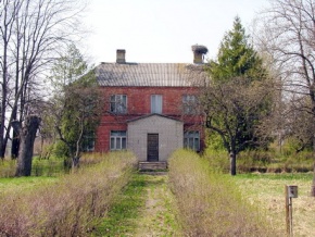 Šiame pastate mokykla veikė 1933-1998 m.