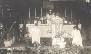 Gimnazijos koplycia.Misias atnasauja kun.Baltiejus 1944 m.MKE.jpg