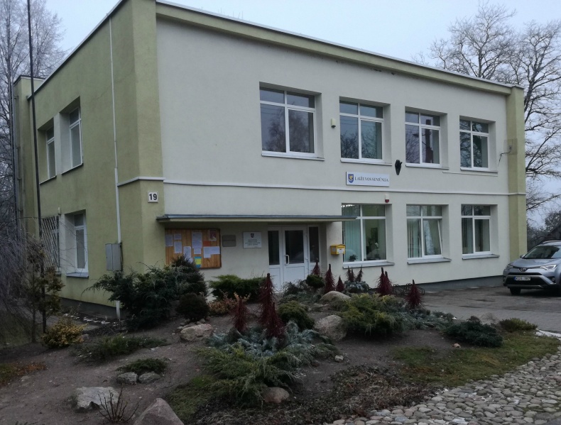 Vaizdas:Laižuvos seniūnijos adm.pastatas.MKE.2018-01-10.jpg