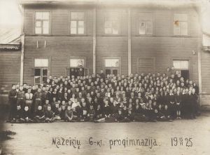 Mazeikiu 6 kl. progimnazija 1925-06-15.jpg