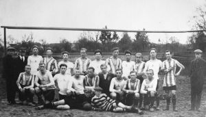 Mazeikiu ir Vieksniu futbolininkai 1930.MKE.jpg