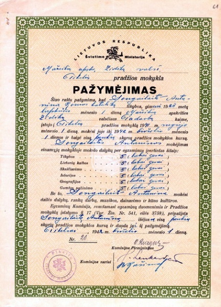 Vaizdas:Pikeliu prad. m-klos pazymejimas 1942 m..jpg
