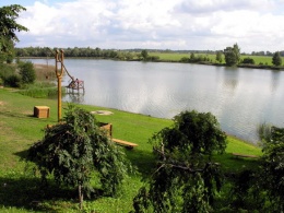 Sedos ežeras. 1999 m. prie ežero sutvarkyta poilsiavietė.