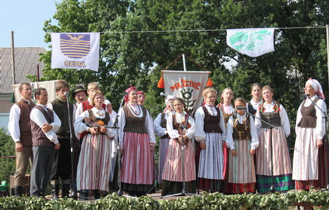 Vaizdas:Alksna ir Alksniukai.MKE.2010-07-17.jpg